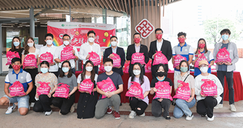 Director-General Zhong Jichang of the Liaison Office participates in the distribution of COVID-19 supplies at PolyU
