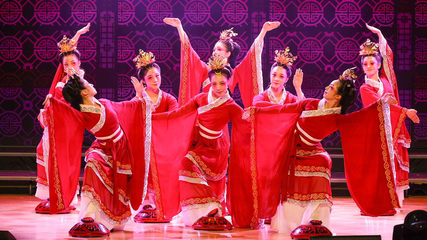 理大艺术家联盟成员之一的香港舞蹈团演出《群伎献艺》汉。