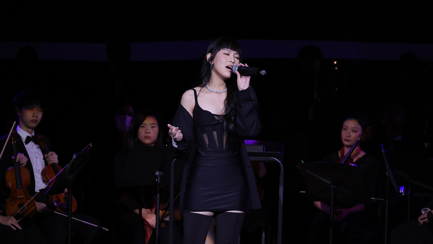 理大学生及流行歌手炎明熹小姐献唱了《大开眼界》、《Only for Me》和《今生今世》。