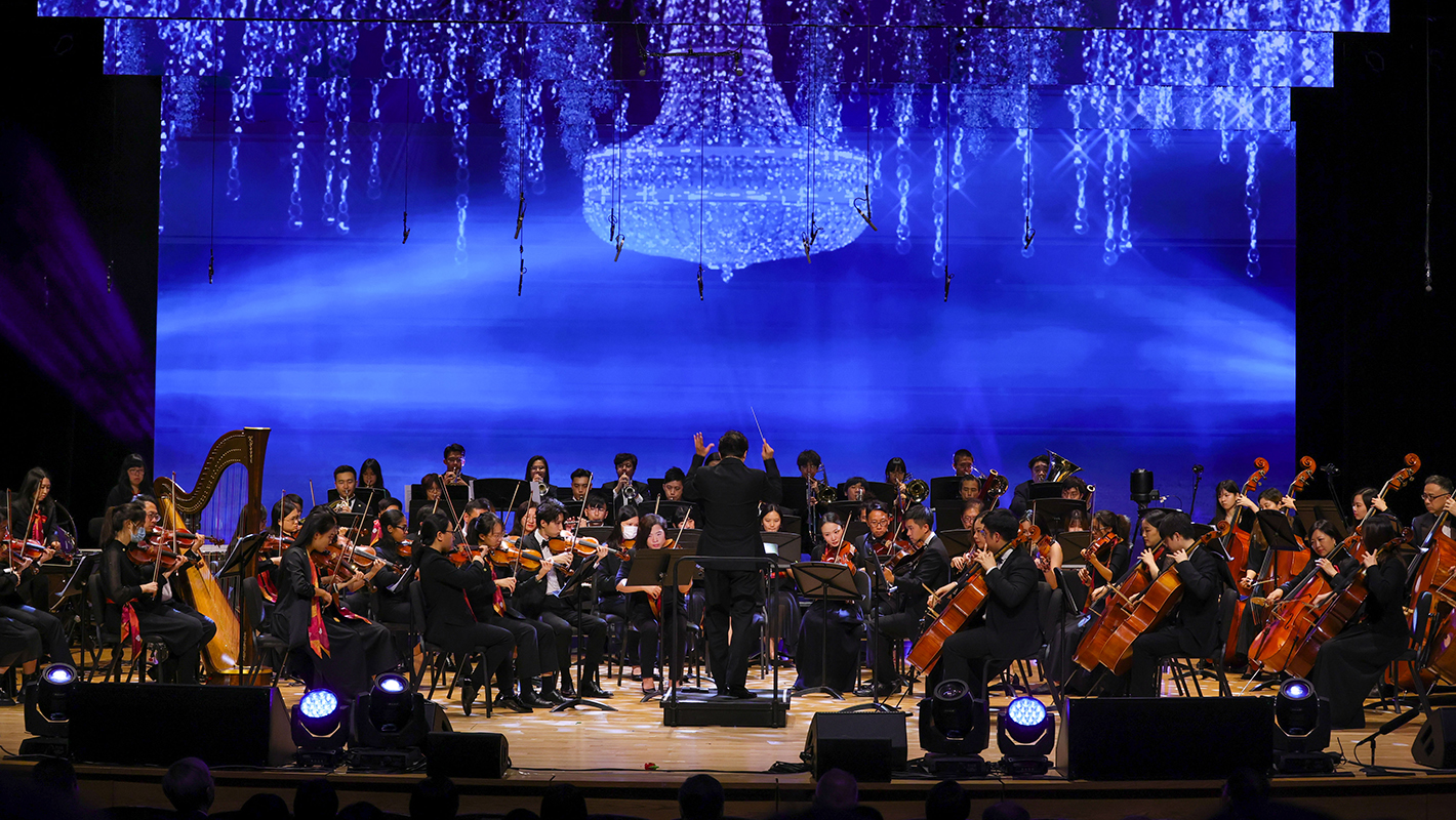 梁建枫先生指挥理大管弦乐团演出《歌声魅影》选段。