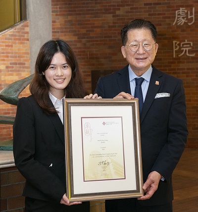 Onyx shares her joy of receiving the Most Outstanding PolyU Student Award with Professor Kaye Chon, Dean and Chair Professor, SHTM.