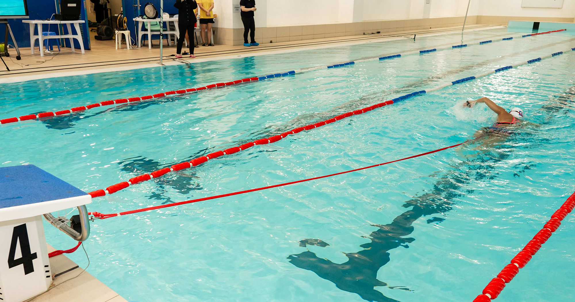 运用水下表面肌电采集系统和游泳推进力测量器，可分析运动员游泳时所产生的推进力，帮助教练为运动员调整动作和制定合适的训练方案，提升游泳表现。