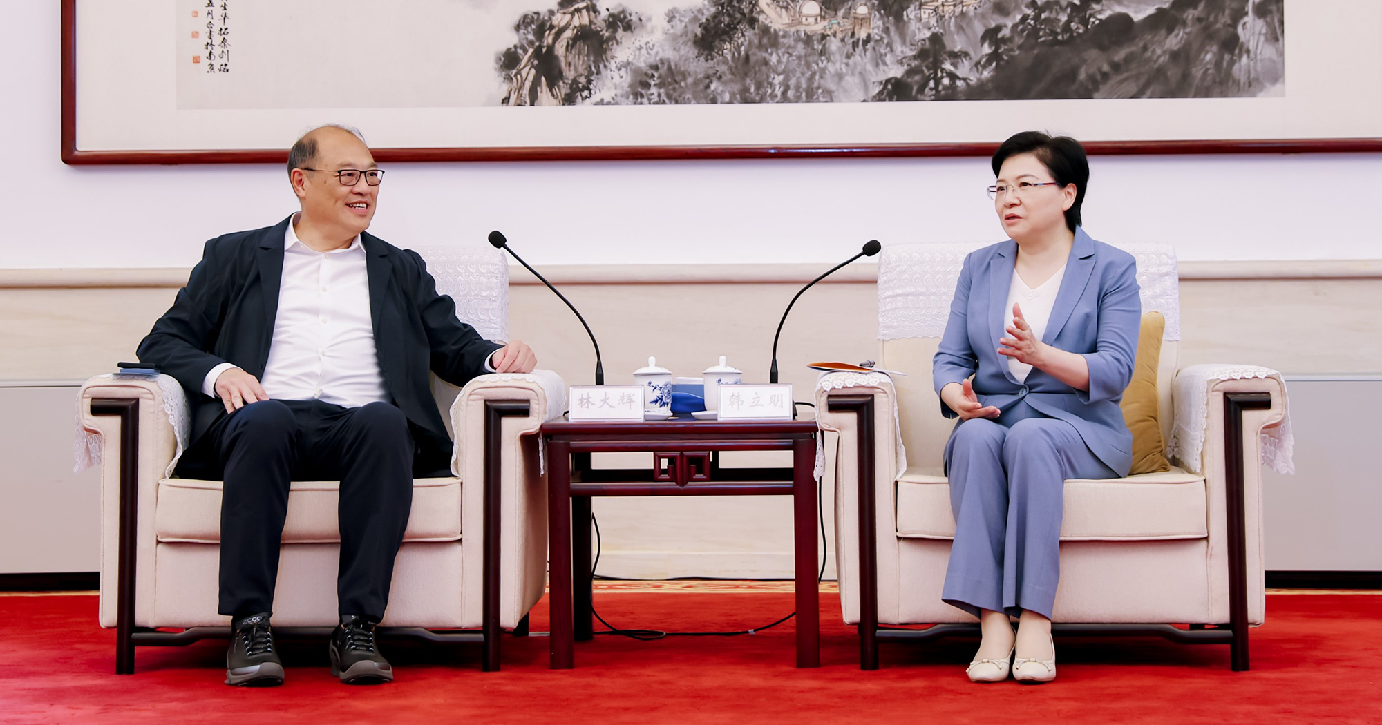 江蘇省委常委、南京市委書記韓立明女士（右）對本次合作給予高度關注，並與理大校董會主席林大輝博士（左）一行進行會談。