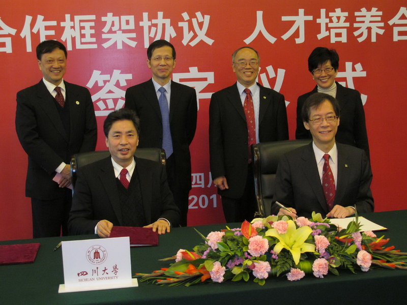 理大校長唐偉章教授（前排右）與四川大學校長謝和平院士（前排左）分別代表兩校簽署多份合作協議書。
