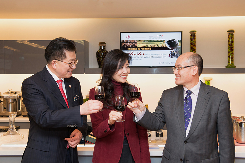 （左起）田桂成院長、李志延教授及宋海岩教授一同祝酒，預祝課程取得成功