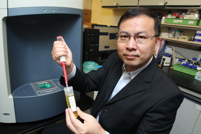 Dr. Yao Zhongping demonstrated the simplified method for direct analysis of edible oils. 