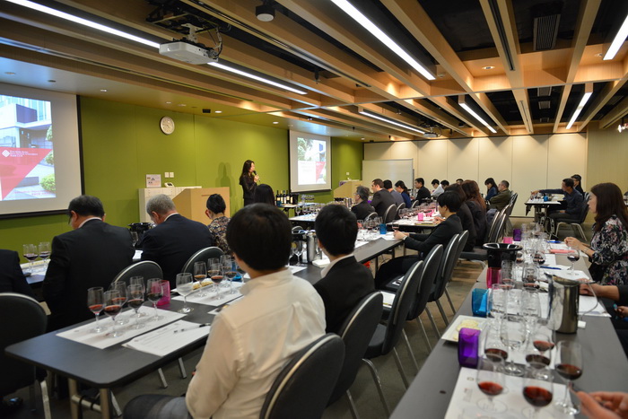 葡萄酒大师课上，李志延教授向参加者介绍了学院的国际葡萄酒管理理学硕士学位课程。