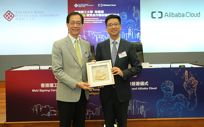 Professor Timothy W. TONG, PolyU President (left) presents a souvenir to Mr Simon HU, Senior Vice President of Alibaba Group and President of Alibaba Cloud.