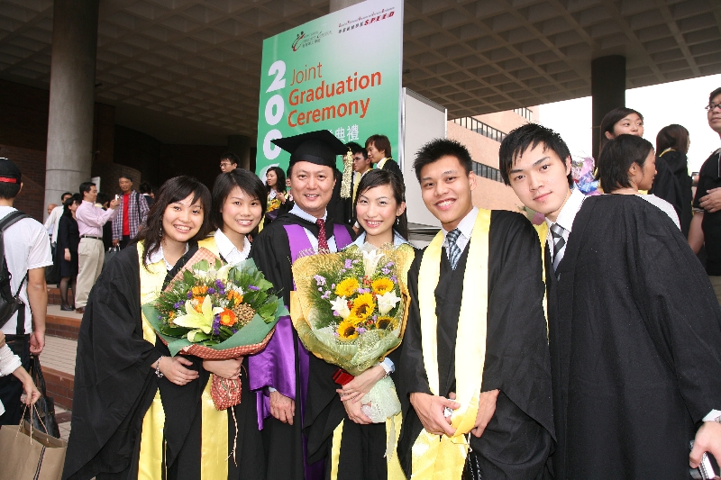 (左二)香港专上学院院长梁德荣博士与副学士毕业生合照,并分享他们的喜悦。