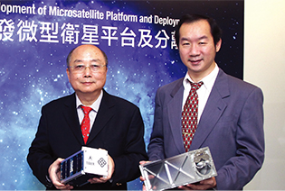 Prof. Yung Kai-leung (left) and Dr Cheng Ching-hsiang