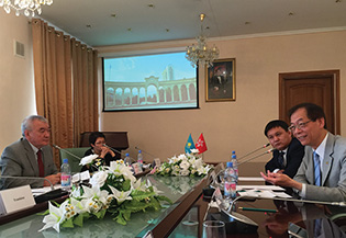 唐校长与法拉比哈萨克国立大学（左图） 和纳扎尔巴耶学校（右图） 的代表会面。