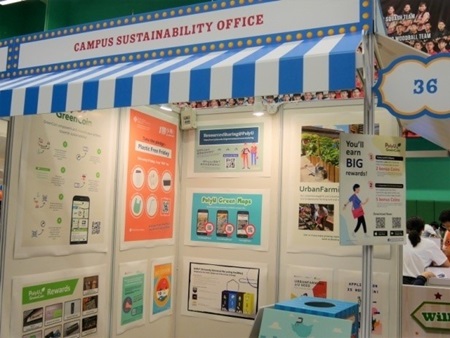 Campus Sustainability Office runs a booth to welcome freshmen