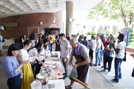 Veggie food tasting corners attract long queues