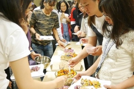 Trying veggie dishes in a fun-filled workshop