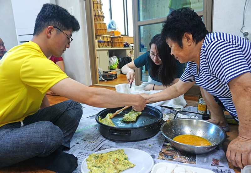 Students visiting local elderlies in South Korea