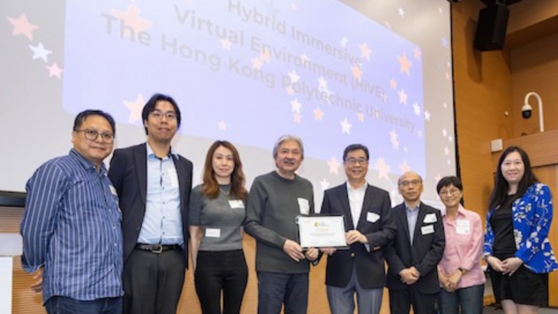 醫療及社會科學院院長岑浩强教授( 右四) 代表 HiVE 團隊
從薯片叔叔共創社創辦人曾俊華先生( 左四) 接過獎項