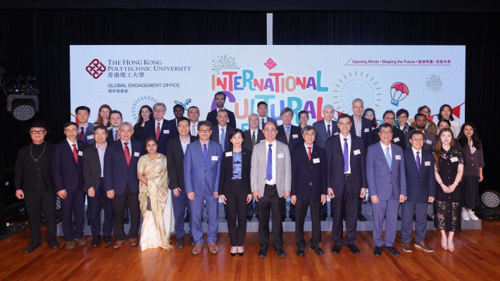 理大管理層及各國駐港總領事館的嘉賓一同為理大國際文化節揭開序幕。