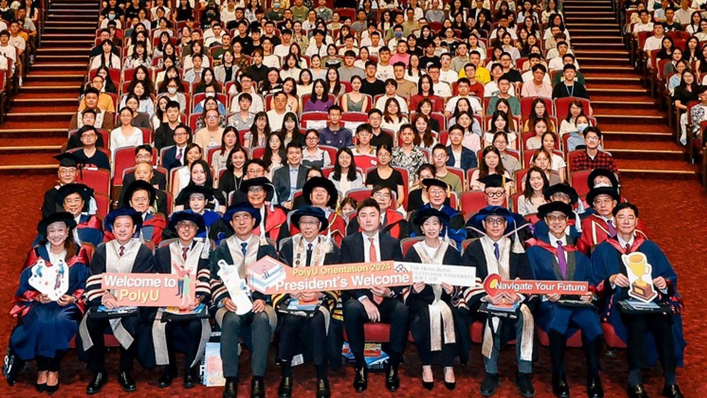 The President (front, fifth from left), together with other members of PolyU senior management, welcomed new students of the 2024/25 academic year.