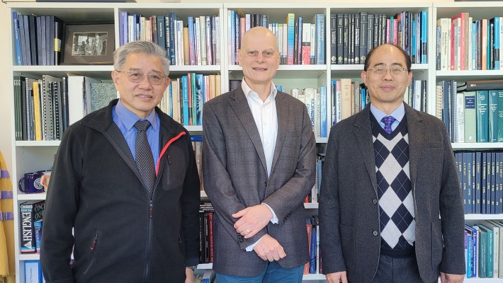 PolyU Deputy President and Provost Prof. Wing-tak Wong (right) and Dean of Engineering Prof. HC Man (left) met with Imperial College London Provost Prof. Ian Walmsley FRS (centre), to exchange updates on the latest developments at both universities.