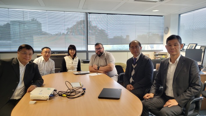 The PolyU delegation met with Prof. Stephen Faulkner, Head of the Department of Chemistry, University of Oxford (3rd from right) about strengthening student mobility between the two universities.