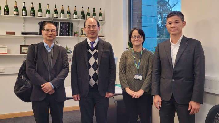 The PolyU delegation met with Prof Tao Dong, Co-director of the Chinese Academy of Medical Sciences - Oxford Institute (2nd from right). The Institute is China’s first medical sciences institute in the UK.