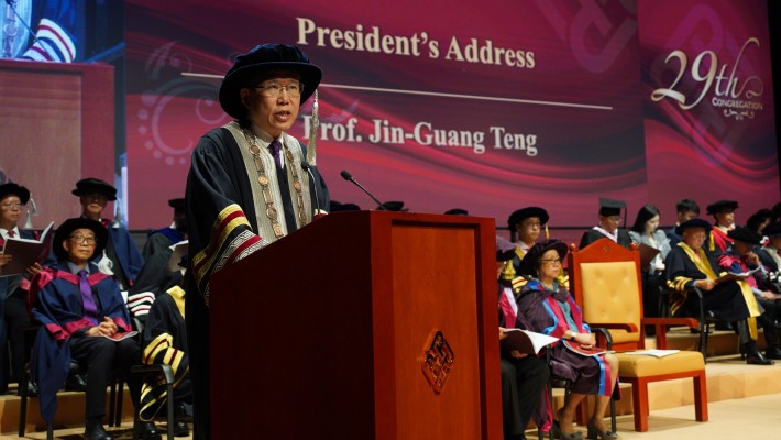 Prof. Jin-Guang Teng addressed the Congregation.