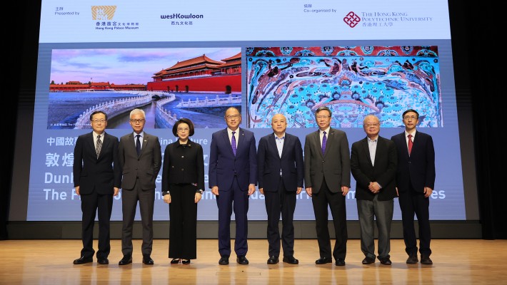 Dr Wang Xudong (4th from right) pictured on stage with Ms Winnie Tam Wan-chi, Chairman of the Board of Hong Kong Palace Museum Limited (3rd from left); Prof Lee Chack-fan, Vice Chairman (2nd from right); Dr Louis Ng Chi-wa, Director of the Hong Kong Palace Museum (2nd from left); Dr Lam Tai-fai, Council Chairman of PolyU (4th from left); Prof. Jin-Guang Teng, President (3rd from right); Prof. Li Ping, Dean of the Faculty of Humanities (1st from right); and Prof. Han Xiaorong, Head of the Department of Chinese History and Culture (1st from left).