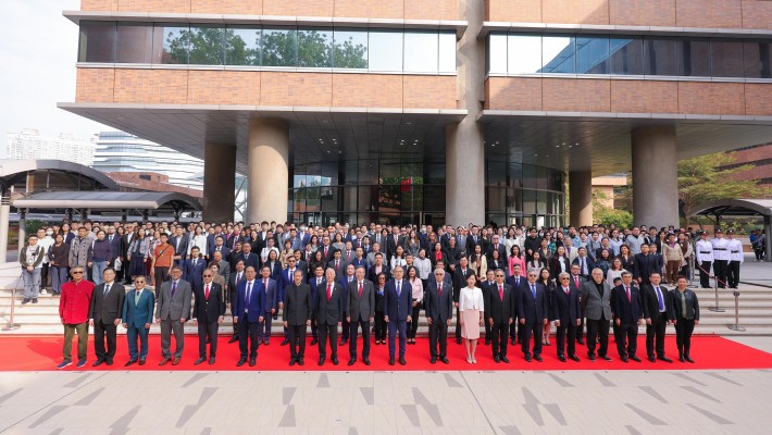 PolyU Council Chairman Dr Lam Tai-fai (centre), President Prof. Jin-Guang Teng (9th from left), Deputy Council Chairman Dr Lawrence Li Kwok-chang (8th from left), President Emeritus Prof. the Honourable Poon Chung-kwong (7th from left), Emeritus Professor (Structural Engineering) Prof. Jan-ming Ko (9th from right), Deputy President and Provost Prof. Wing-tak Wong (6th from left), Executive Vice President Dr Miranda Lou (8th from right), together with Council and Court members, University senior management, University Fellows, Outstanding Alumni, members of the PolyU Foundation, distinguished guests, staff, students and alumni attended the Ceremony.