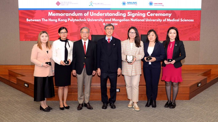 Prof. Kwok-yin Wong (centre) and Prof. Hector Tsang (3rd from left) presented souvenirs to delegates from MNUMS.