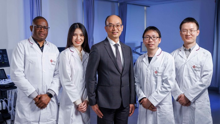 Prof. Michael Ying Tin-cheung (centre), Associate Head, and Dr Chen Ziman (second from right), Postdoctoral Fellow of the Department of Health Technology and Informatics, along with members from Prof. Ying’s research team, invented a non-invasive smart diagnostic device, S-CKD, for diagnosing chronic kidney disease.