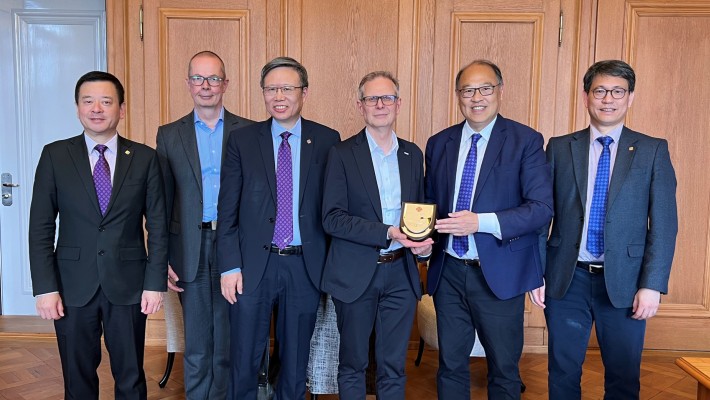 Dr Lam Tai-fai, Council Chairman (2nd from right); Prof. Jin-Guang Teng, President (3rd from left); Prof. Christopher Chao, Vice President (Research and Innovation) (right); and Prof. Ben Young, Vice President (Student and Global Affairs) (left), met with ETH Zurich Rector Prof. Günther Dissertori (3rd from right) during their visit to Switzerland.