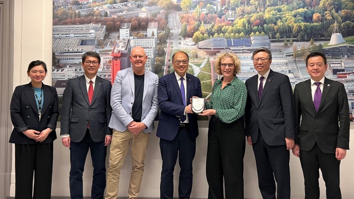 During the visit to the Netherlands, Dr Lam Tai-fai, Council Chairman (centre); Prof. Jin-Guang Teng, President (2nd from right); Prof. Christopher Chao, Vice President (Research and Innovation) (2nd from left); and Prof. Ben Young, Vice President (Student and Global Affairs) (right), met with the senior management team of Delft University of Technology. 