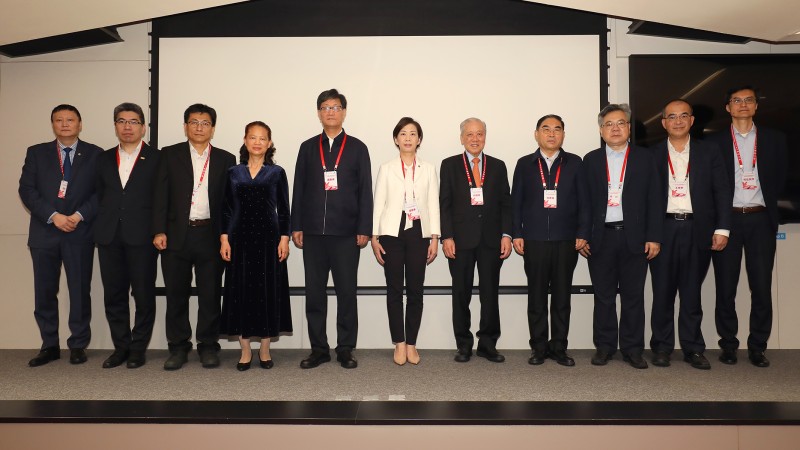 Dr Miranda Lou, Executive Vice President of PolyU (centre); Dr Raymond Ho Chung-tai, Chairman of Dashun Foundation (5th from right); Mr Szeto Hon-yin, Senior Engineer of the Highways Department (right), and various guests, at the opening ceremony of the 2nd Seminar on Maglev Train and Advanced Railway Transportation Development in the Guangdong-Hong Kong-Macao Greater Bay Area.