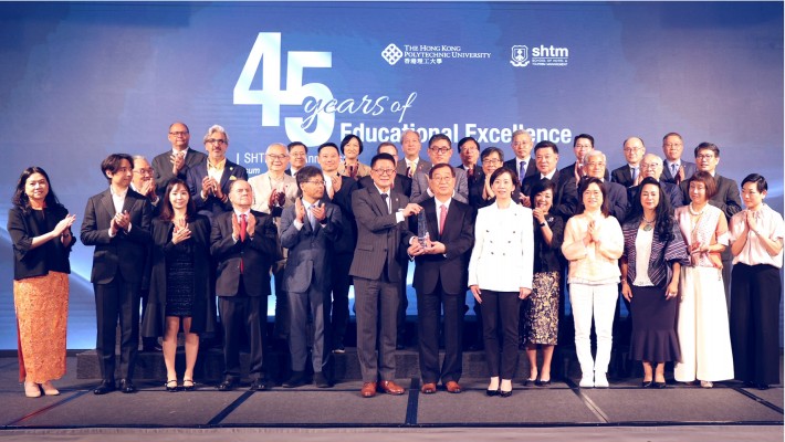Mr Jung-Ho Suh (centre, front row) received the SHTM Lifetime Achievement Award from Dr Miranda Lou (right, front row) and Prof. Kaye Chon (left, front row).
