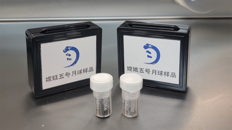 The lunar soil samples collected by China’s Chang’e-5 mission, including a 400 mg surface sample (left) and a 42.6 mg deep drill sample (right).