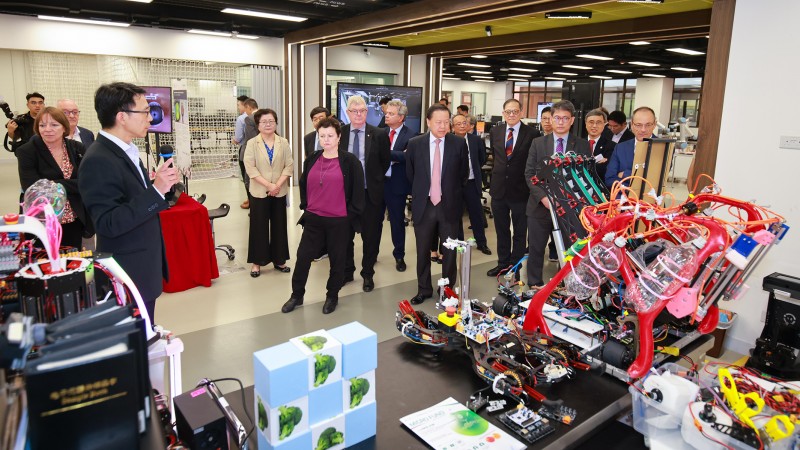 Dr Wai Hon-wah, Director of the Industrial Centre, introduced AIR Lab’s teaching and research facilities, and the fencing robot and robotic exoskeleton developed by PolyU scholars.