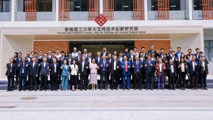 Members of PolyU delegation, officials of the Huizhou Municipal People’s Government and the Daya Bay Economic and Technological Development Zone joined for a group photograph at the entrance of the Research Institute.