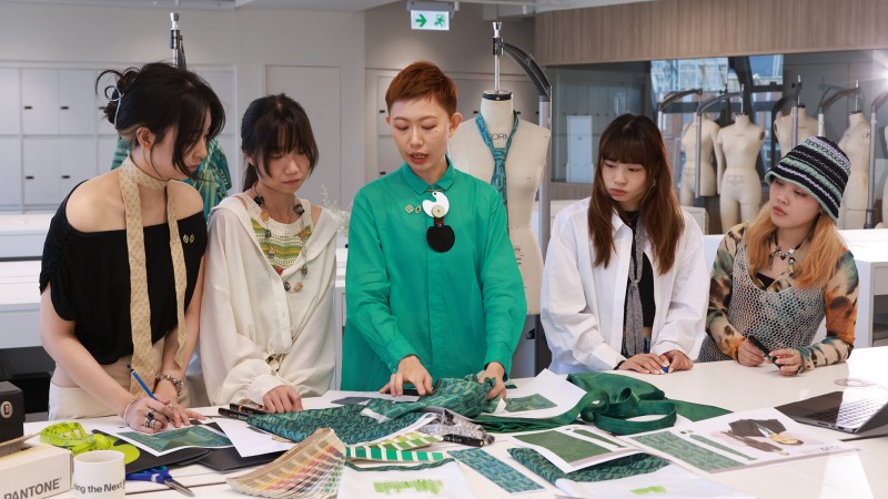 Dr Lam led the students to participate in the processes of design, material selection, production, and packaging of the ties and scarves.