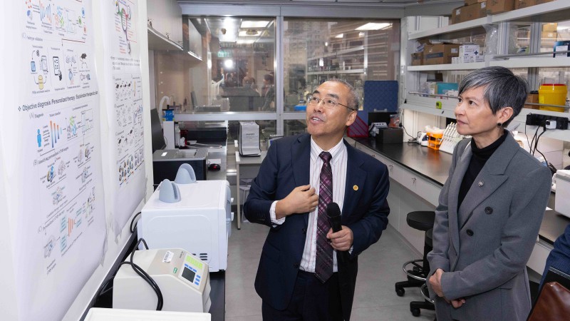 Ms Elsie Tsang (right) visited the JC STEM Lab of Genomics in Healthcare as part of the lab tour after the inaugural ceremony.