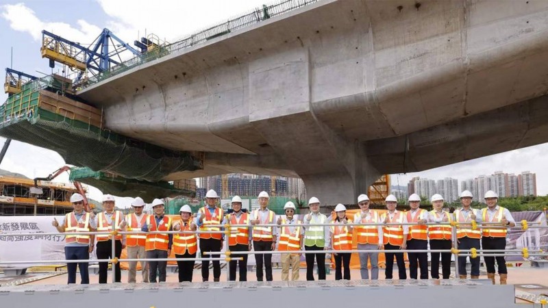 The innovative welding technology was adopted in the Fanling North New Development Area – marking its first use in Hong Kong public works, with two segments of the footbridge assembled onsite in September this year.