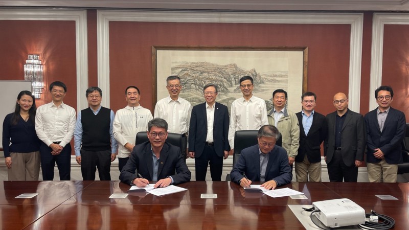 Professor Jin-Guang Teng, President of PolyU, led a delegation to Tsinghua University for the signing ceremony, marking a significant milestone in their collaboration.