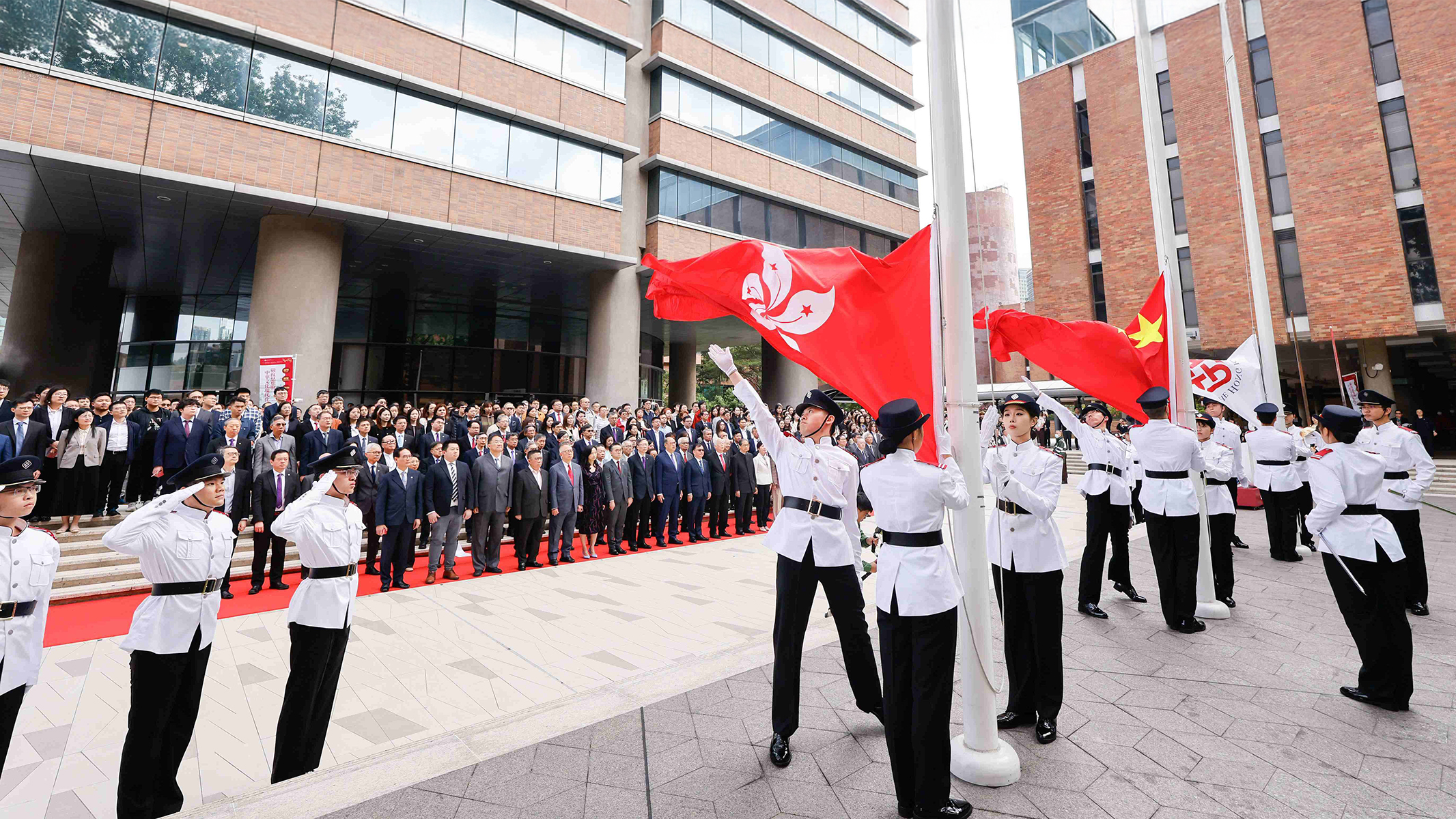 A flag-raising ceremony was held to celebrate PolyU’s 30th anniversary as a university, attended by over a thousand distinguished guests, political and business leaders, PolyU’s leaders and the community.