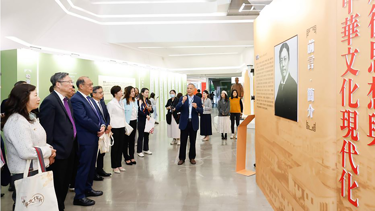 A flag-raising ceremony was held to celebrate PolyU’s 30th anniversary as a university, attended by over a thousand distinguished guests, political and business leaders, PolyU’s leaders and the community.