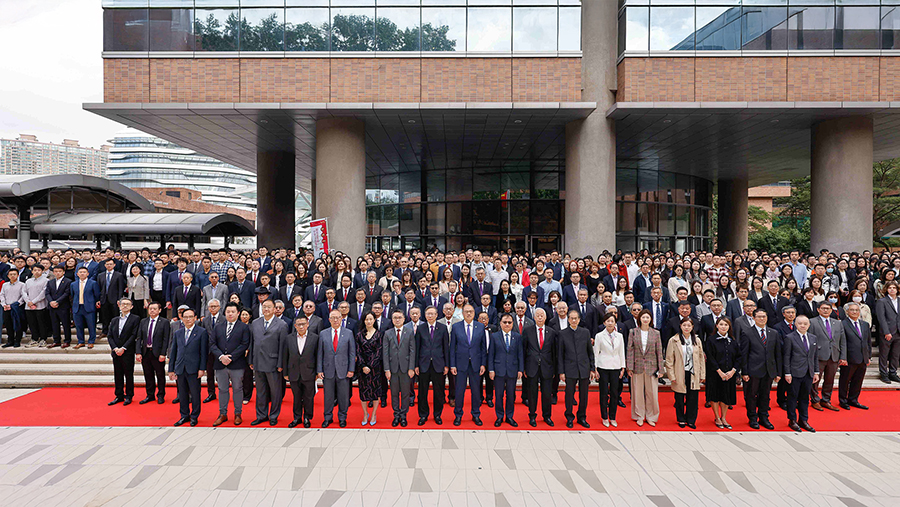 A flag-raising ceremony was held to celebrate PolyU’s 30th anniversary as a university, attended by over a thousand distinguished guests, political and business leaders, PolyU’s leaders and the community.