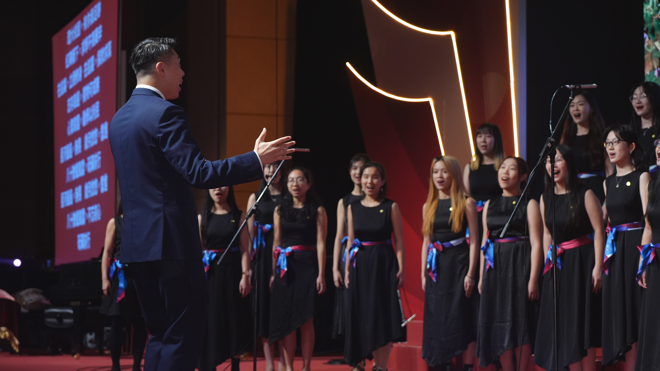 The evening began with the PolyU Choir, under the direction of Mr Alex Tam, performing the PolyU theme song.