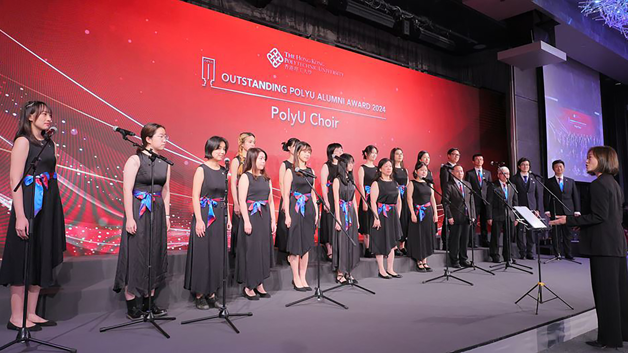 As this year marks the 30th anniversary of PolyU as a university, the PolyU Choir performed the “PolyU Song” at the beginning of the ceremony.