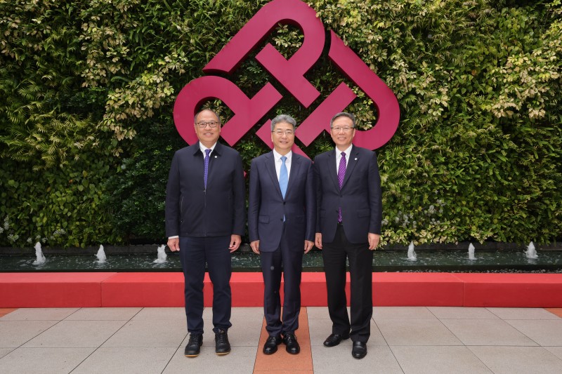 Dr Wu Yan (centre) met with PolyU representatives, including Dr Lam Tai-fai (left) and Prof. Jin-Guang Teng (right).