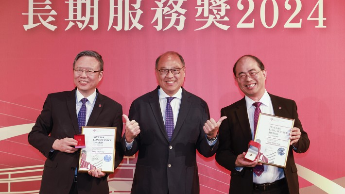 President Prof. Teng (left) and Deputy President and Provost Prof. Wong Wing-tak (right), having served PolyU for 30 years and 15 years respectively, receive a certificate and a souvenir from Council Chairman Dr Lam Tai-fai (centre). 