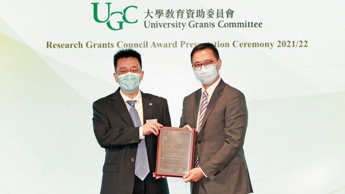 Secretary for Education Mr Kevin Yeung (right) awarded Prof. Hao the RGC Senior Research Fellowship