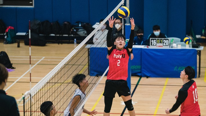 PolyU men’s volleyball team lifted the trophy to mark a three-year winning run.